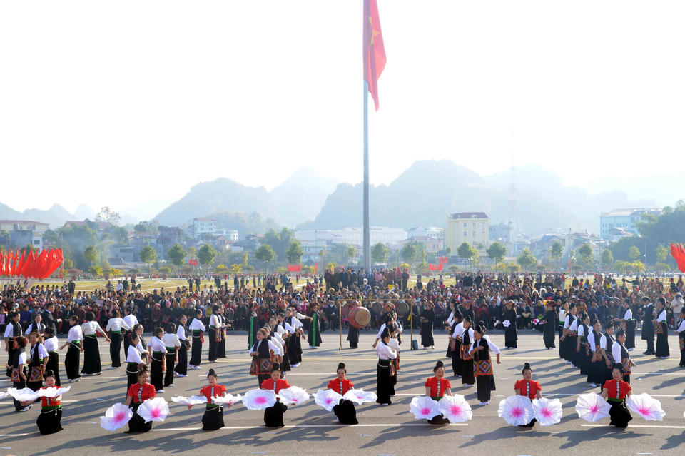 Các đội tham gia thi múa xòe tại chương trình “Hội Xuân dâng Bác.” (Ảnh: Quang Quyết/TTXVN)