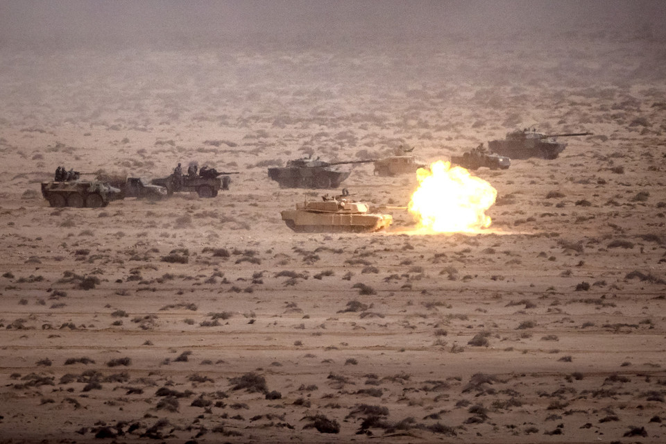 Ngày 25/1/2023, Mỹ tuyên bố sẽ cung cấp 31 xe tăng M1 Abrams tiên tiến trong vài tháng tới cho Ukraine, một quyết định được cho là giúp phá vỡ thế bế tắc ngoại giao với Đức xoay quanh cách tốt nhất để hỗ trợ quận sự cho Kiev. Trong ảnh (tư liệu): Xe tăng M1 Abrams của quân đội Mỹ tham gia cuộc tập trận tại Tan-Tan, Maroc, ngày 30/6/2022. (Ảnh: AFP/TTXVN)