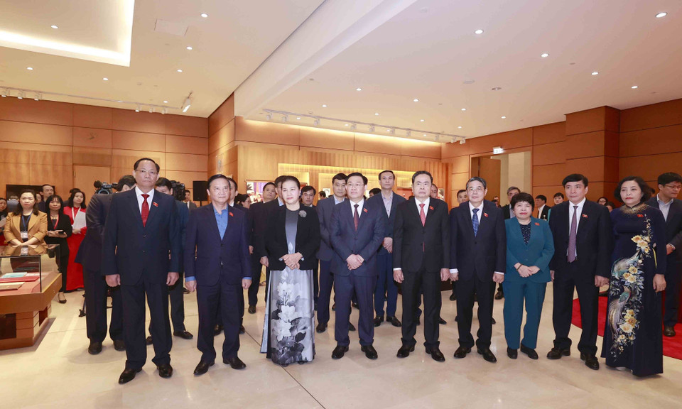 Chủ tịch Quốc hội Vương Đình Huệ và nguyên Chủ tịch Quốc hội Nguyễn Thị Kim Ngân cùng các đại biểu tại buổi lễ. (Ảnh: Doãn Tấn/TTXVN)