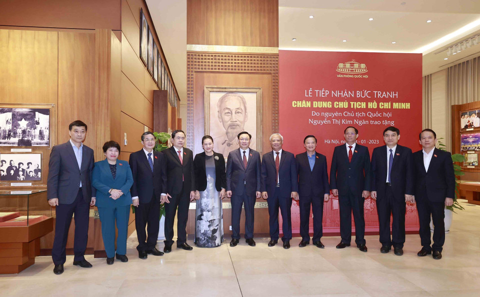 Chủ tịch Quốc hội Vương Đình Huệ, nguyên Chủ tịch Quốc hội Nguyễn Thị Kim Ngân và đại biểu dự Lễ tiếp nhận bức tranh chân dung Chủ tịch Hồ Chí Minh. (Ảnh: Doãn Tấn/TTXVN)