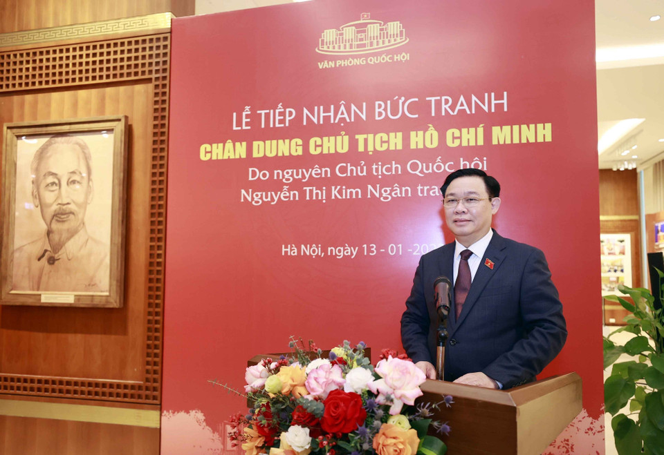 Sáng 13/1, Chủ tịch Quốc hội Vương Đình Huệ dự Lễ tiếp nhận bức tranh chân dung Chủ tịch Hồ Chí Minh do nguyên Chủ tịch Quốc hội Nguyễn Thị Kim Ngân trao tặng và trồng cây xà cừ do Chủ tịch Quốc hội Thái Lan Chuan Leekpai tặng Chủ tịch Quốc hội Nguyễn Thị Kim Ngân nhân chuyến thăm chính thức Thái Lan tháng 8/2019. Đây là cây được nhân giống từ cây xà cừ mà Thủ tướng Võ Văn Kiệt tặng Thủ tướng Thái Lan Chuan Leekpai năm 1994 khi ông sang thăm Việt Nam. (Ảnh: Doãn Tấn/TTXVN)