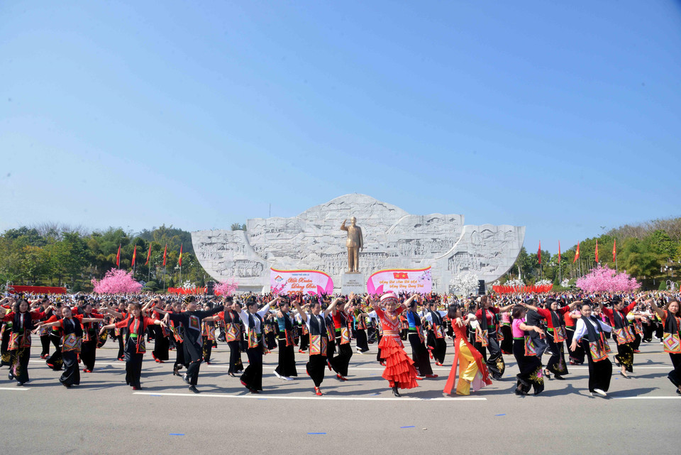 Các diễn viên tham gia múa xòe tại chương trình “Hội Xuân dâng Bác”. (Ảnh: Quang Quyết/TTXVN)