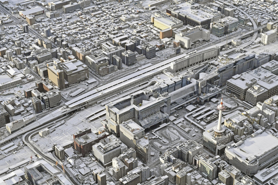 Ngày 25/1/2023, tuyết rơi dày tại Nhật Bản khiến hoạt động giao thông bị gián đoạn trên diện rộng và làm ít nhất 1 người thiệt mạng. Trong ảnh: Tuyết phủ trắng xóa tại Kyoto, Nhật Bản, ngày 25/1/2023. (Ảnh: Kyodo/TTXVN)