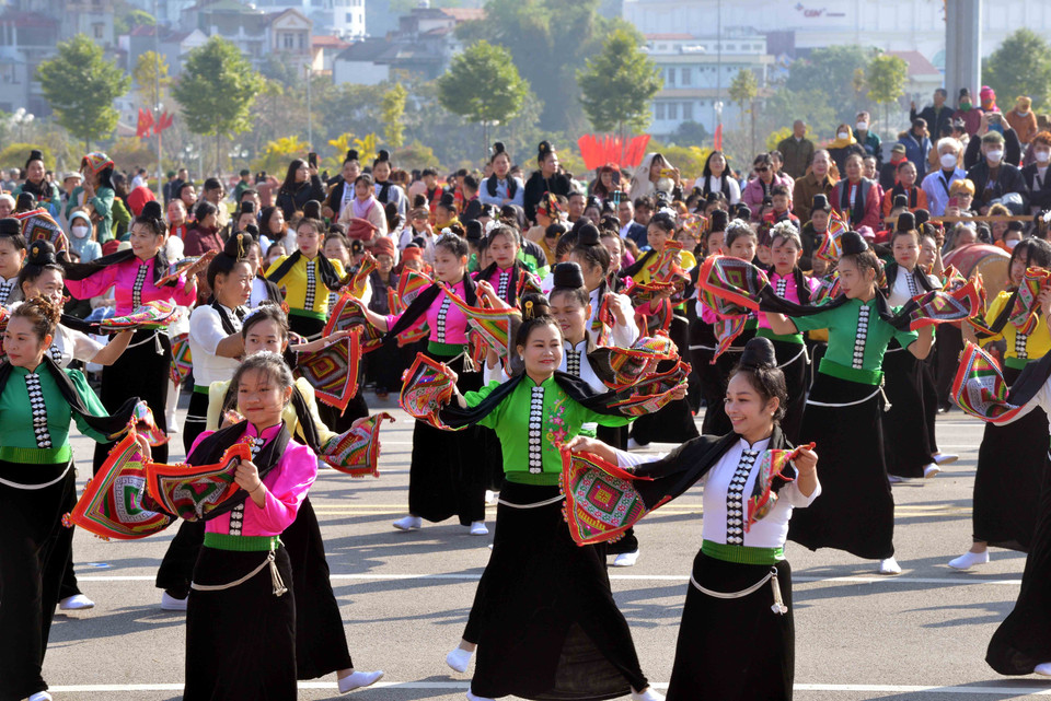 Các đội tham gia thi múa xòe tại chương trình “Hội Xuân dâng Bác.” (Ảnh: Quang Quyết/TTXVN)
