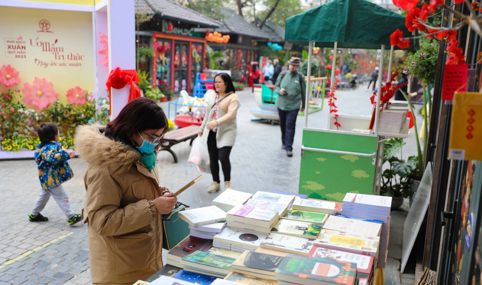 Phố Sách Xuân Quý Mão tập trung trưng bày, giới thiệu và bán các sản phẩm sách, báo và các sản phẩm văn hóa truyền thống: sách thiếu nhi, sách văn học, sách kinh tế, khoa học kỹ thuật, sách ngoại văn, sách điện tử và thiết bị số... (Ảnh: Thanh Tùng/TTXVN)