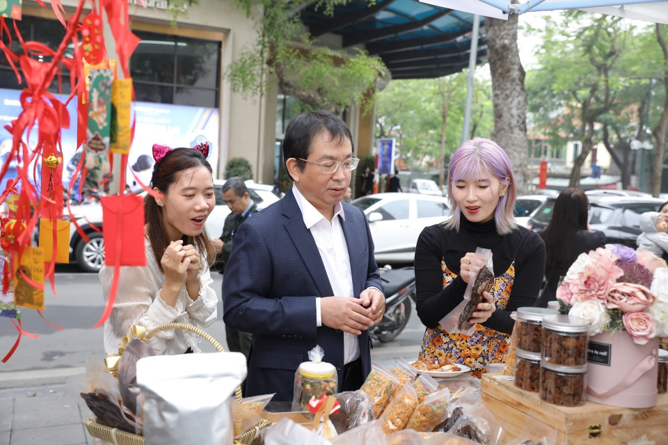 Đại biểu tham quan gian hàng của VietnamPlus tại Hội chợ Xuân 2023. (Ảnh: Minh Quyết/TTXVN)