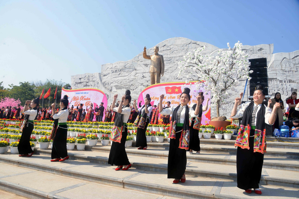 Các diễn viên tham gia múa xòe tại chương trình “Hội Xuân dâng Bác.” (Ảnh: Quang Quyết/TTXVN)