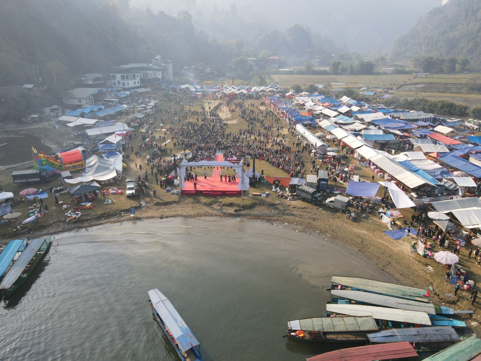 Lễ hội thu hút đông đảo người dân địa phương và du khách thập phương tham dự. (Ảnh: Vũ Hoàng Giang/TTXVN)