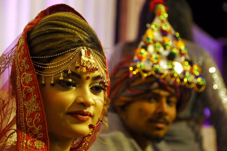 Cô dâu và chú rể tại lễ cưới tập thể ở Karachi, Pakistan, ngày 8/1/2023. (Ảnh: THX/TTXVN)