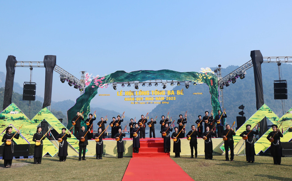 Các tiết mục ca nhạc đặc sắc được biểu diễn ở lễ hội. (Ảnh: Vũ Hoàng Giang/TTXVN)