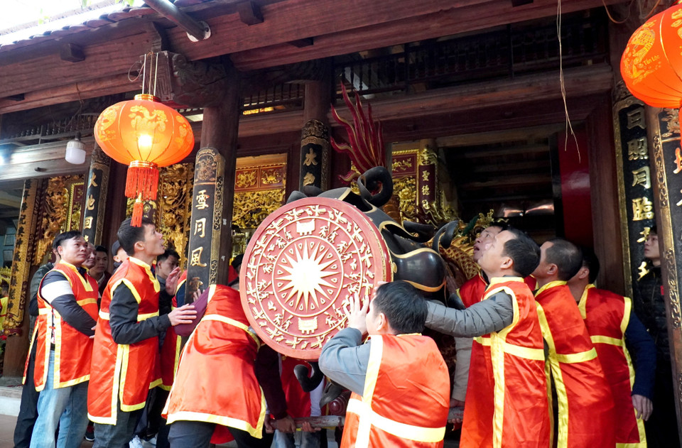 Ngày 25/1 (tức mùng 4 Tết Quý Mão 2023), tại phường Đồng Kỵ, thành phố Từ Sơn (Bắc Ninh) tưng bừng diễn ra Lễ hội rước pháo Đồng Kỵ để cầu mong một năm làm ăn phát tài, gặp nhiều may mắn. (Ảnh: Thái Hùng/TTXVN)