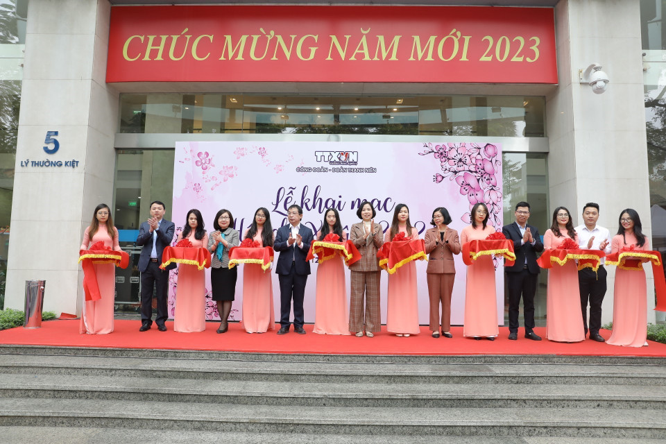 Các đại biểu cắt băng khai mạc Hội chợ Xuân 2023. (Ảnh: Minh Quyết/TTXVN)