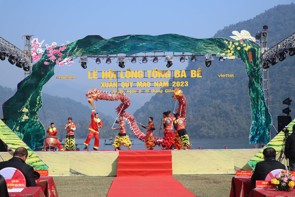 Các tiết mục ca nhạc đặc sắc được biểu diễn ở lễ hội. (Ảnh: Vũ Hoàng Giang/TTXVN)