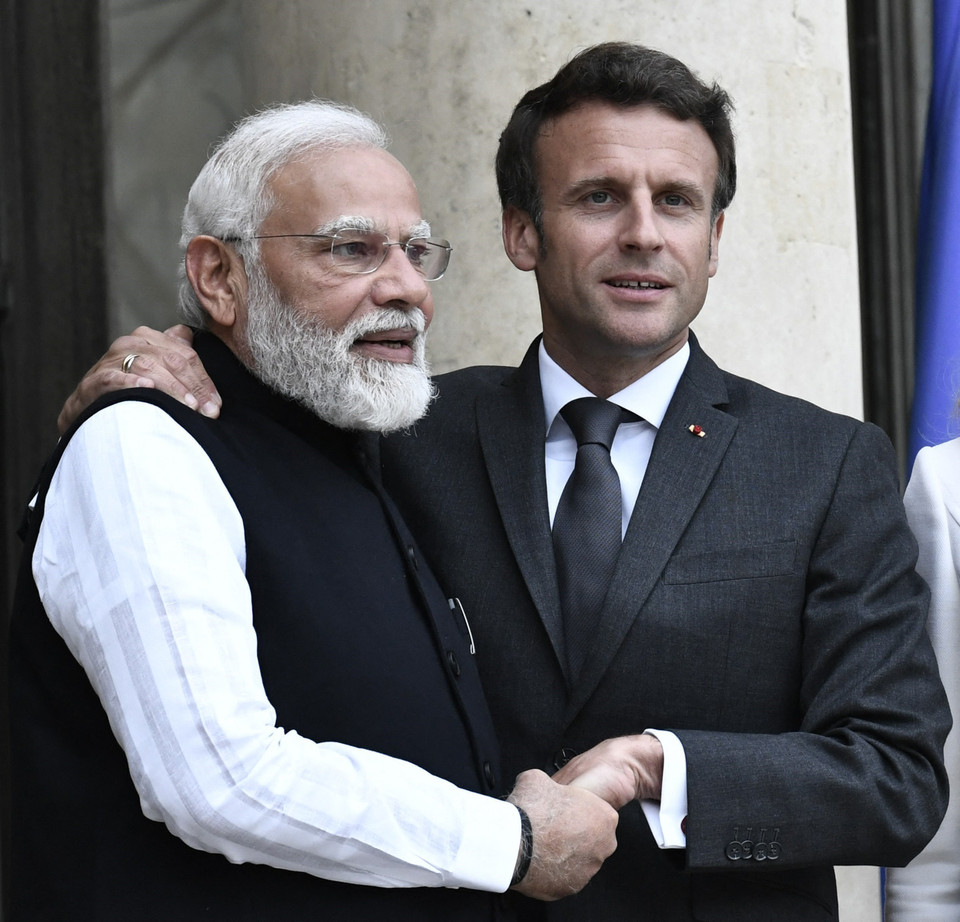 Thủ tướng Ấn Độ Narendra Modi đã đến thăm 3 quốc gia châu Âu gồm Đức, Đan Mạch, Pháp và tham dự Hội nghị thượng đỉnh Ấn Độ-Bắc Âu lần thứ 2 từ ngày 3 đến 5/5/2022. Bên cạnh các chủ đề hợp tác song phương, chuyến công du châu Âu của Thủ tướng Ấn Độ Modi đã bàn thảo các vấn đề an ninh, chính trị toàn cầu như cuộc chiến tại Ukraine, ổn định và hòa bình tại khu vực Ấn Độ Dương-Thái Bình Dương. Trong ảnh: Tổng thống Pháp Emmanuel Macron (phải) và Thủ tướng Ấn Độ Narendra Modi tại cuộc gặp ở Paris ngày 4/5/2022. (Ảnh: AFP/TTXVN)