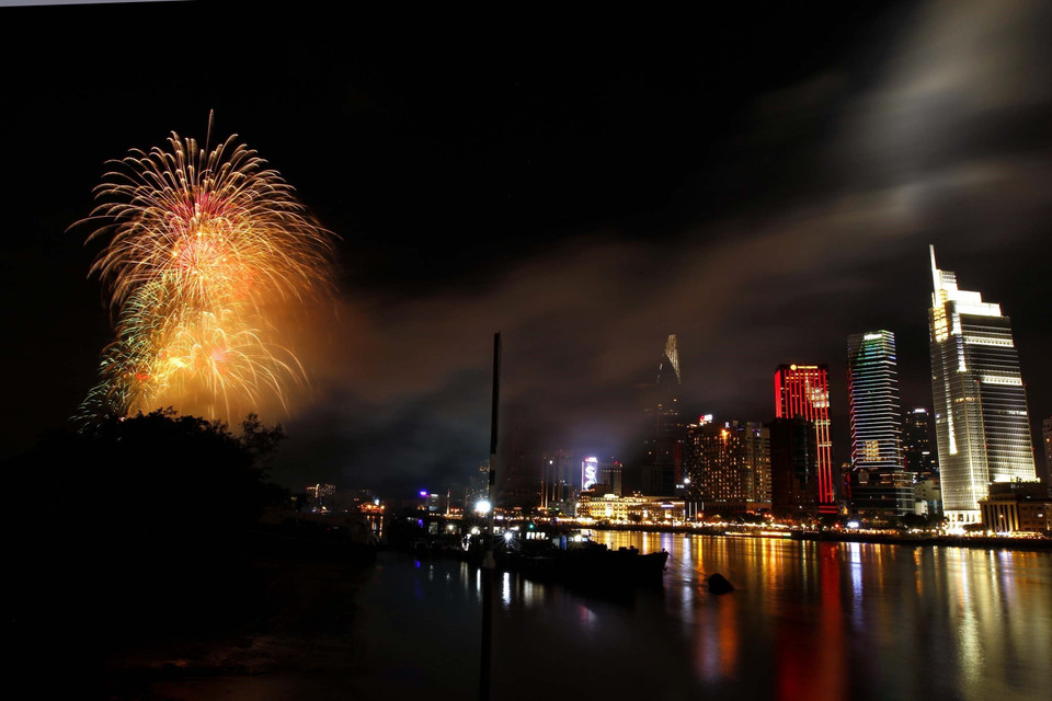 Nhân kỷ niệm 47 năm Ngày giải phóng miền Nam, thống nhất đất nước (30/4/1975-30/4/2022) và 136 năm Ngày Quốc tế Lao động (1/5/1886-1/5/2022), Thành phố Hồ Chí Minh tổ chức bắn pháo hoa nghệ thuật từ 21 giờ đến 21 giờ 15 ngày 30/4 tại khu vực đầu đường hầm sông Sài Gòn, thành phố Thủ Đức và Công viên văn hóa Đầm Sen. (Ảnh: Thanh Vũ/TTXVN)