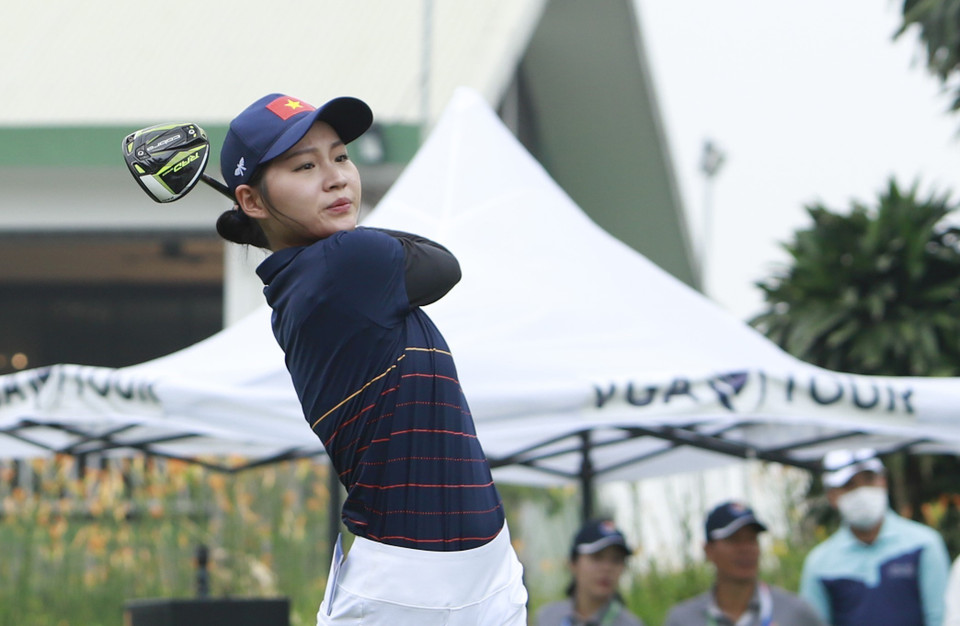 VĐV Đoàn Xuân Khuê Minh (Việt Nam) thi đấu ở hố golf số 10 vòng 1 cá nhân nữ. (Ảnh: Hoàng Hùng/TTXVN)