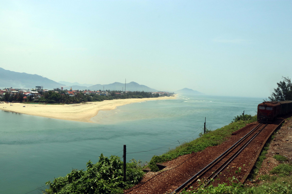 Mùa Hè là thời điểm thích hợp nhất để du khách khám phá vịnh Lăng Cô ở mọi góc nhìn khác nhau với một màu xanh biếc hòa quyện của biển, trời và núi rừng nơi đây. (Ảnh: Đỗ Trưởng/TTXVN)