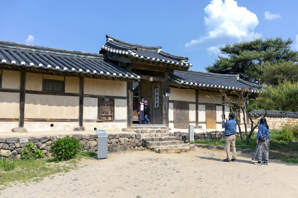 Chunghyodang (Trung Hiếu Đường) - ngôi nhà cổ nơi hậu duệ của Ryu Seong-ryong, danh nhân nổi tiếng của dòng họ Ryu sinh sống. (Ảnh: Anh Nguyên/TTXVN)