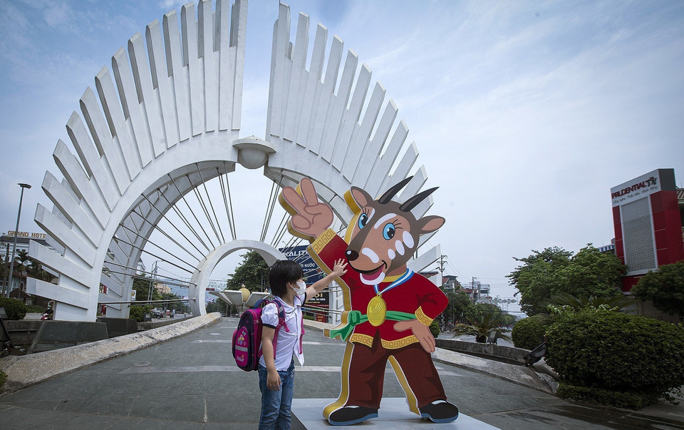 Biểu tượng của SEA Game 31 được trưng bày tại các điểm giao cắt của các con phố chính trong thành phố Hòa Bình. (Ảnh: Trọng Đạt/TTXVN)