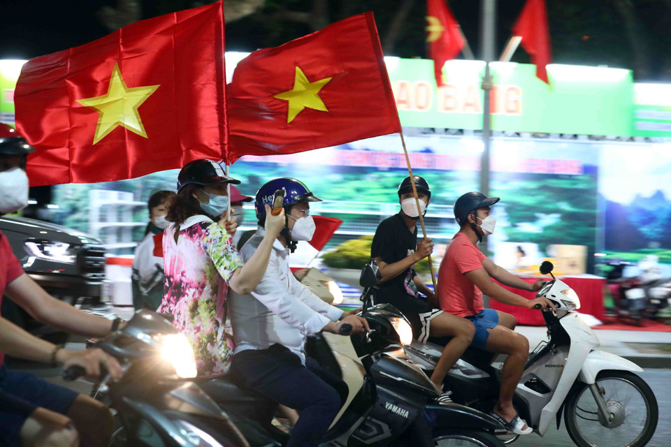 Người dân ra đường ăn mừng chiến thắng của đội tuyển U23 Việt Nam. (Ảnh: Phạm Kiên/TTXVN)