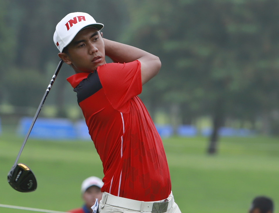 VĐV Naraajie Ramadhanputra Emerald (Indonesia) thi đấu ở hố golf số 1 vòng 1 cá nhân nam. (Ảnh: Hoàng Hùng/TTXVN)