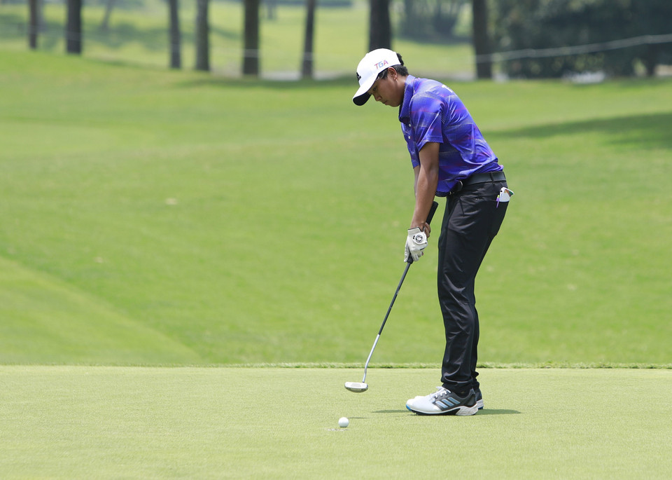 Sau khi thi đấu tại 18 hố golf, VĐV Natthakritta Vongtaveelap (Thái Lan) đang tạm thời là một trong 2 vận động viên đứng đầu bảng xếp hạng tại vòng 1 cá nhân nữ. (Ảnh: Hoàng Hùng/TTXVN)