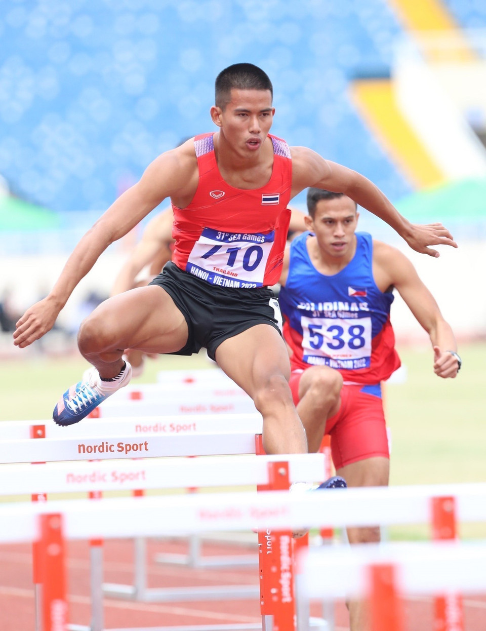 VĐV Chaiwat Thongjamroon (Thái Lan) thi đấu vòng loại nội dung chạy 400m vượt rào nam xuất phát. (Ảnh: Hoàng Hà/TTXVN)