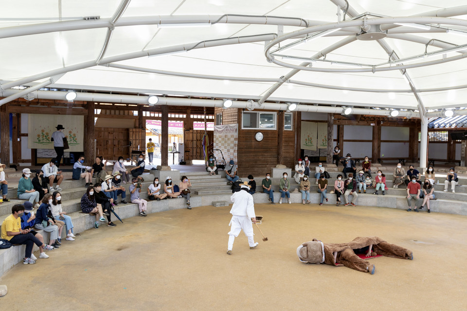 Biểu diễn kịch múa mặt nạ truyền thống có tuổi đời trên 800 năm ở làng cổ Hahoe. (Ảnh: Anh Nguyên/TTXVN)