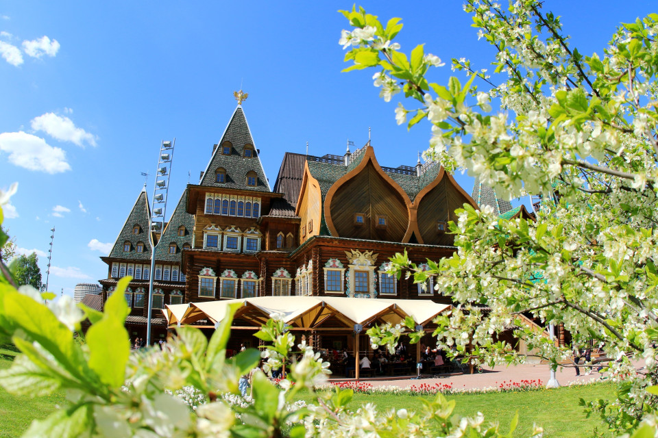 Mùa hoa trong công viên Kolomenskoye. (Ảnh: Trần Hiếu/TTXVN)