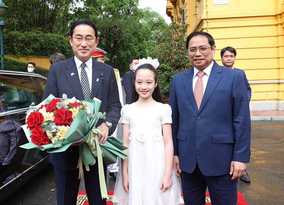Thủ tướng Phạm Minh Chính đón Thủ tướng Nhật Bản Kishida Fumio. (Ảnh: Dương Giang/TTXVN)