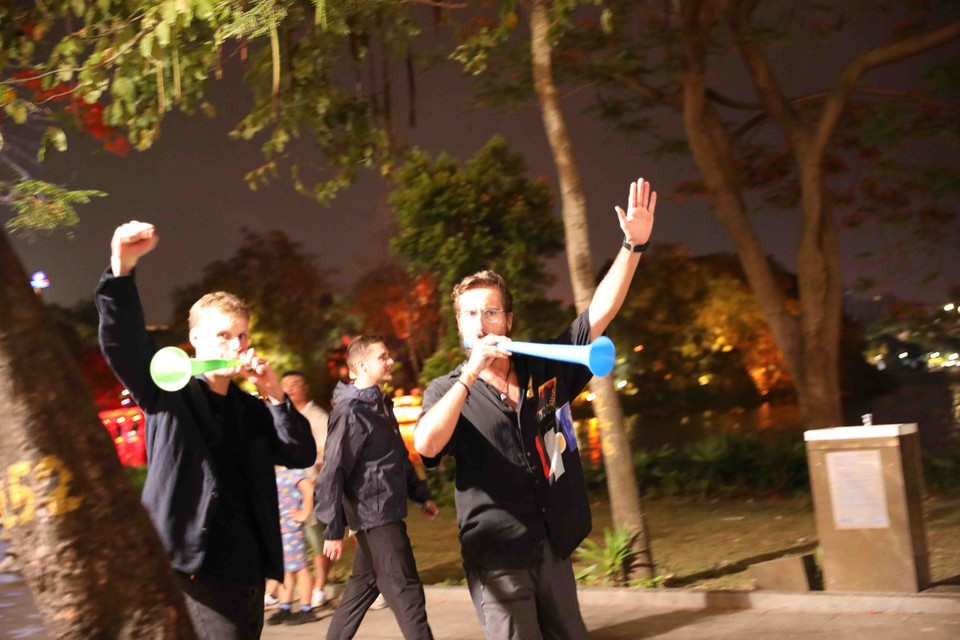 Du khách nước ngoài cũng vui mừng với chiến thắng của Đội tuyển U23 Việt Nam. (Ảnh: An Đăng/TTXVN)