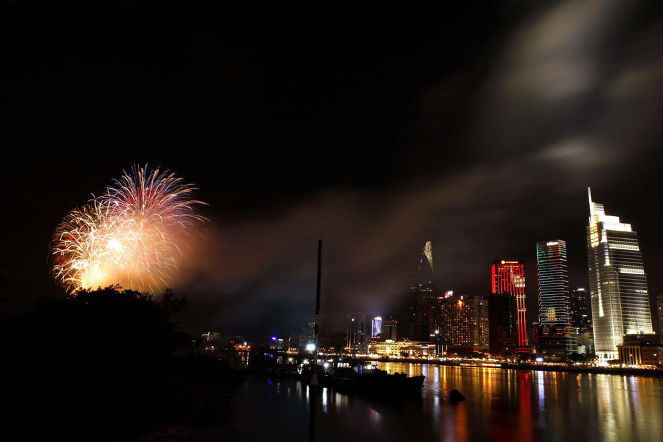 Bắn pháo hoa chào mừng Ngày giải phóng miền Nam, thống nhất đất nước (30/4) và Ngày Quốc tế Lao động (1/5) tại khu vực đầu đường hầm sông Sài Gòn, thành phố Thủ Đức. (Ảnh: Thanh Vũ/TTXVN)