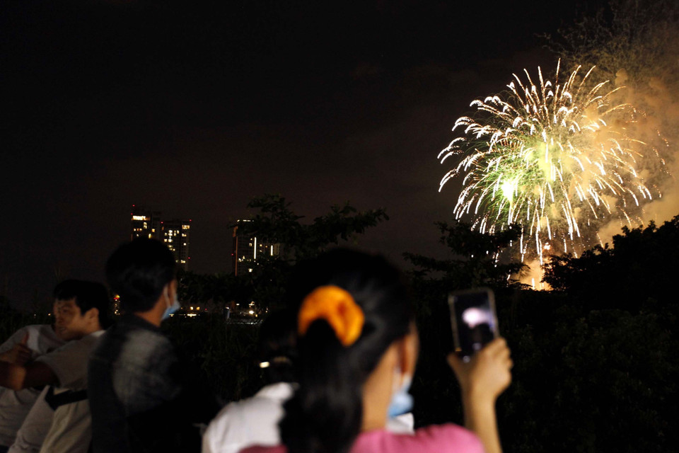 Nhân kỷ niệm 47 năm Ngày giải phóng miền Nam, thống nhất đất nước (30/4/1975-30/4/2022) và 136 năm Ngày Quốc tế Lao động (1/5/1886-1/5/2022), Thành phố Hồ Chí Minh tổ chức bắn pháo hoa nghệ thuật từ 21 giờ đến 21 giờ 15 ngày 30/4 tại khu vực đầu đường hầm sông Sài Gòn, thành phố Thủ Đức và Công viên văn hóa Đầm Sen. (Ảnh: Thanh Vũ/TTXVN)