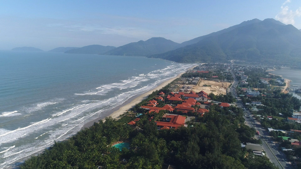 Nằm dưới chân núi Hải Vân hùng vĩ ở huyện Phú Lộc, tỉnh Thừa Thiên-Huế, vịnh Lăng Cô được mệnh danh là một trong những vịnh đẹp nhất trên thế giới. (Ảnh: Đỗ Trưởng/TTXVN)