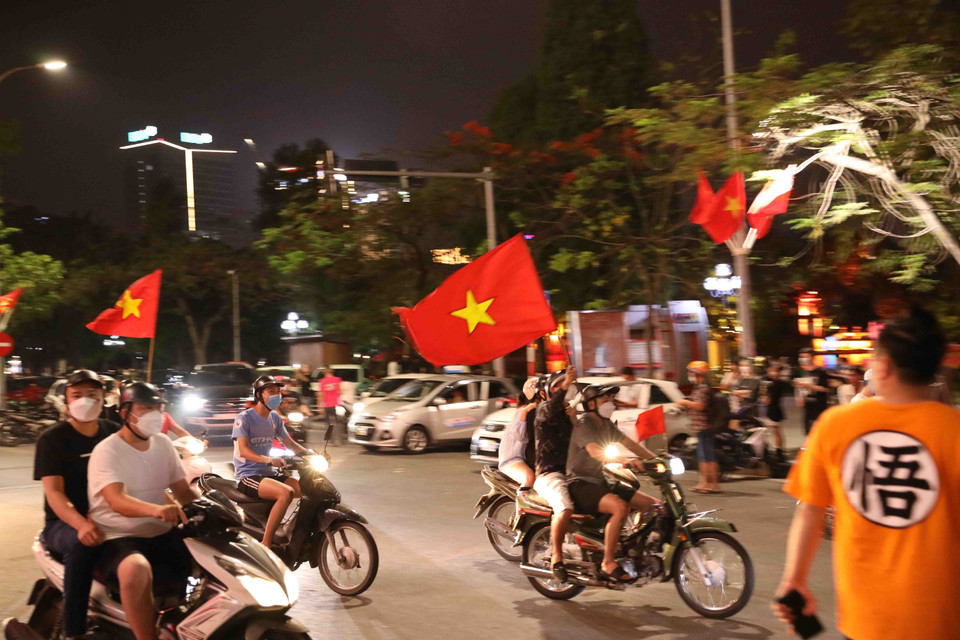 Người dân thủ đô ra đường ăn mừng chiến thắng của Đội tuyển U23 Việt Nam. (Ảnh: An Đăng/TTXVN)