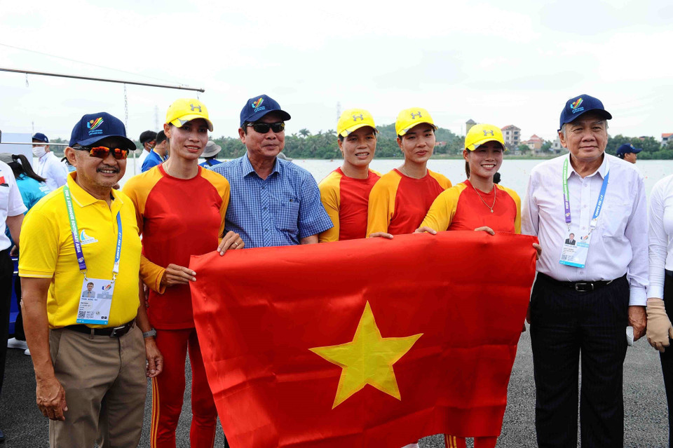 Phạm Thị Thảo, Đinh Thị Hảo, Hồ Thị Lý, Phạm Thị Huệ đạt HVC nội dung 4 nữ hạng nặng chèo đôi (W4X). (Ảnh: Minh Đức/TTXVN)