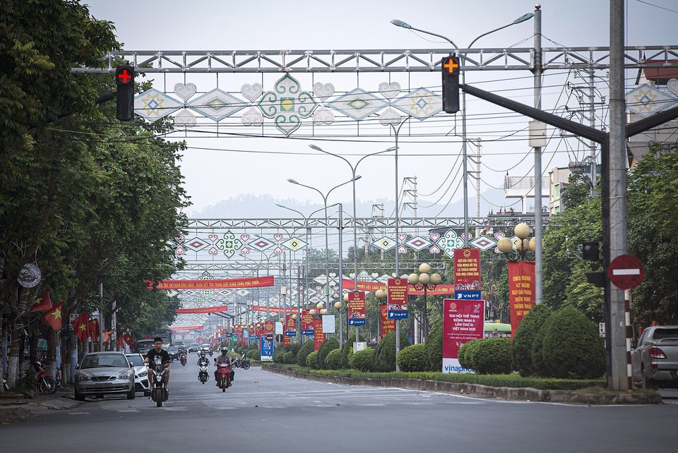 Băng rôn, pano, ápphích được trang hoàng trên các tuyến phố chính của thành phố Hòa Bình. (Ảnh: Trọng Đạt/TTXVN)
