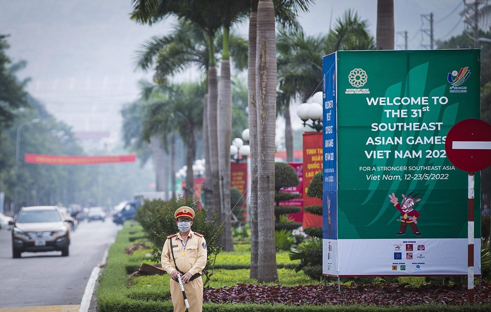 Lực lượng cảnh sát giao thông Công an tỉnh Hòa Bình làm việc liên tục và hỗ trợ các vận động viên các đội đua quốc tế đến Hòa Bình để tập luyện và làm quen đường đua. (Ảnh: Trọng Đạt/TTXVN)