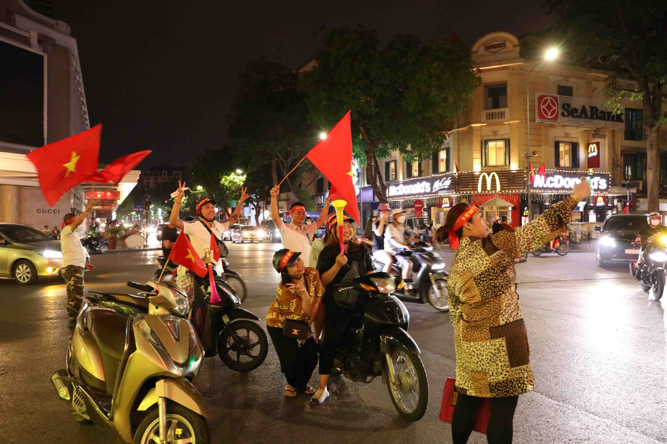 Người dân Thủ đô ra đường ăn mừng chiến thắng của Đội tuyển U23 Việt Nam. (Ảnh: An Đăng/TTXVN)