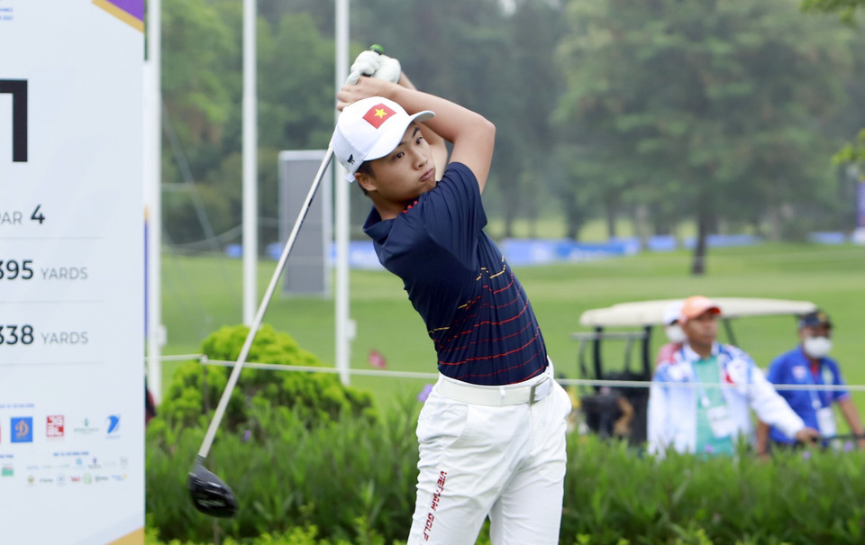 VĐV Nguyễn Quang Trí (Việt Nam) thi đấu ở hố golf số 1 vòng 1 cá nhân nam. (Ảnh: Hoàng Hùng/TTXVN)