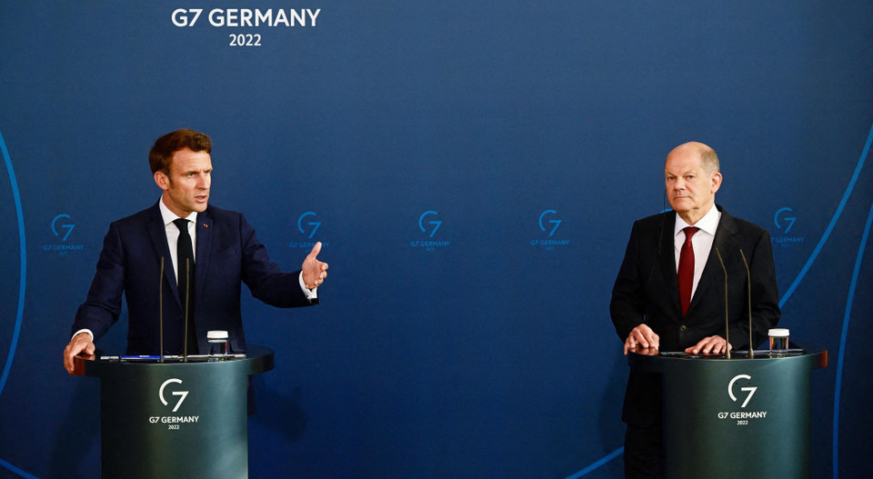 Ngày 9/5, Tổng thống tái đắc cử Pháp Emmanuel Macron (trái) có chuyến thăm truyền thống đến Berlin để gặp Thủ tướng Đức Olaf Scholz (phải), thảo luận các vấn đề cùng quan tâm: tình hình Ukraine, chủ quyền châu Âu, đặc biệt tập trung vào vấn đề quốc phòng và năng lượng trong bối cảnh các nước trong Liên minh châu Âu đang cân nhắc kế hoạch của Ủy ban châu Âu về gói trừng phạt thứ sáu đối với Nga. (Ảnh: AFP/ TTXVN)