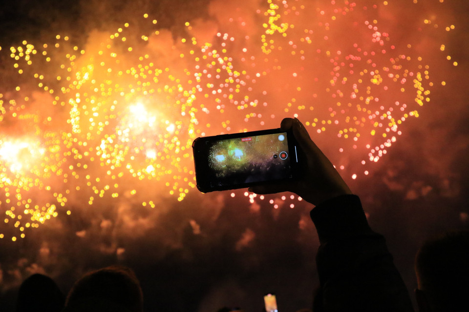 Người dân Moskva đón xem pháo hoa chào mừng ngày Chiến thắng phátxít. (Ảnh: Trần Hiếu/TTXVN)