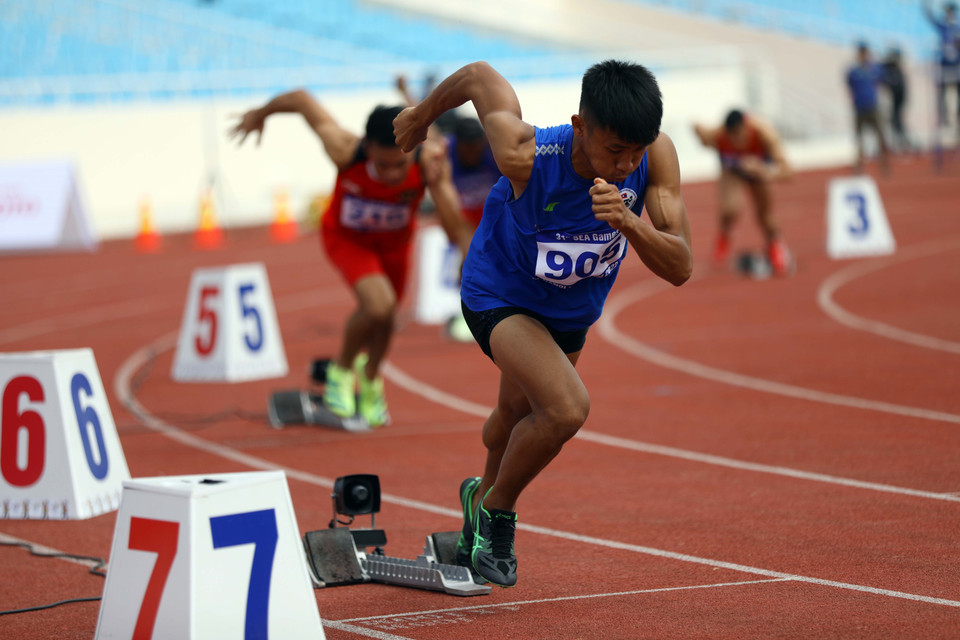 Các VĐV thi đấu vòng loại nội dung chạy 400m vượt rào nam xuất phát. (Ảnh: Huy Hùng/TTXVN)