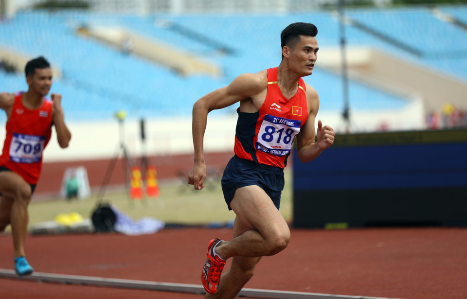 VĐV Quách Công Lịch (Việt Nam) thi đấu nội dung chạy 400m vượt rào nam. (Ảnh: Huy Hùng/TTXVN)