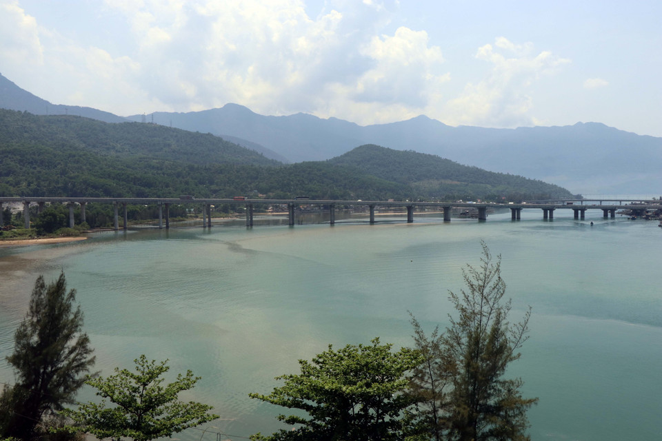 Vẻ đẹp hoang sơ của vịnh Lăng Cô. (Ảnh: Đỗ Trưởng/TTXVN)