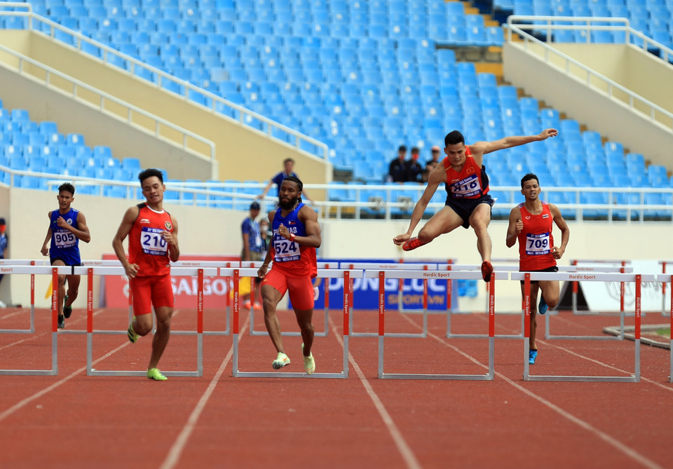 Các VĐV thi đấu vòng loại nội dung chạy 400m vượt rào nam. (Ảnh: Huy Hùng/TTXVN)