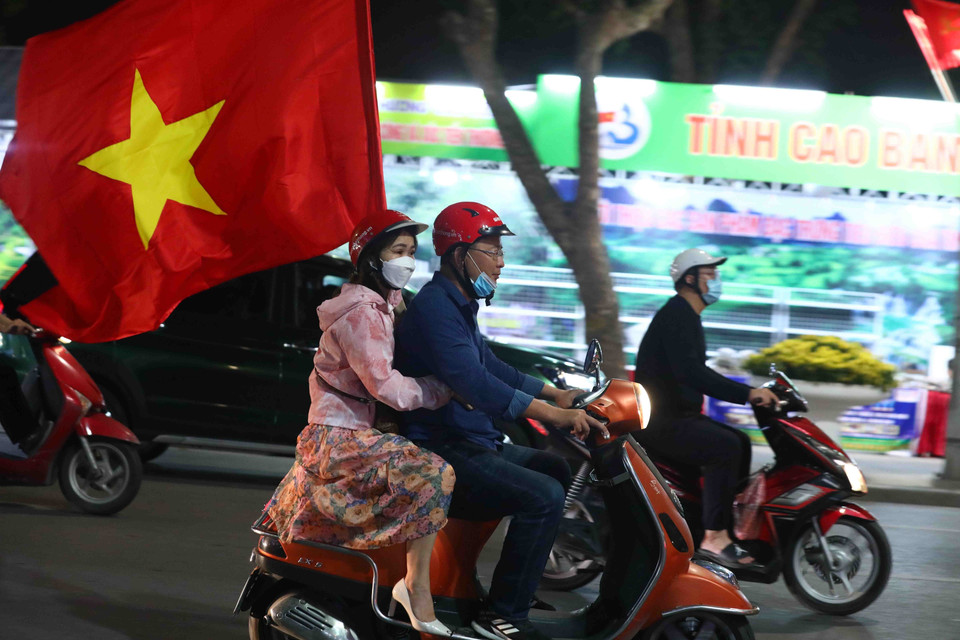 Nhiều người dân Thủ đô đổ ra đường ăn mừng chiến thắng của đội tuyển U23 Việt Nam. (Ảnh: Phạm Kiên/TTXVN)