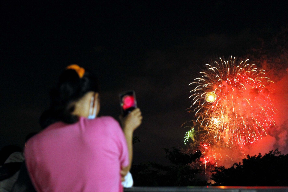 Đông đảo người dân Thành phố Hồ Chí Minh xem bắn pháo hoa tại khu vực đầu đường hầm sông Sài Gòn, thành phố Thủ Đức. (Ảnh: Thanh Vũ/TTXVN)