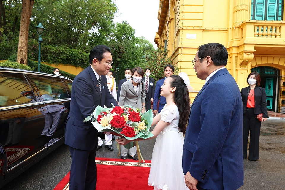 Thiếu nhi Thủ đô tặng hoa chúc mừng Thủ tướng Nhật Bản Kishida Fumio. (Ảnh: Dương Giang/TTXVN)