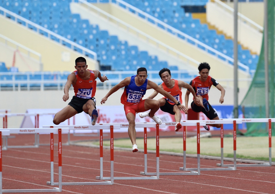 Các VĐV thi đấu vòng loại nội dung chạy 400m vượt rào nam xuất phát. (Ảnh: Hoàng Hà/TTXVN)